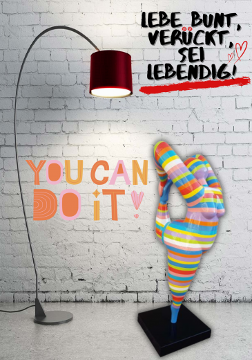 Nana-Kunstfigur (auf einem Bein stehend)